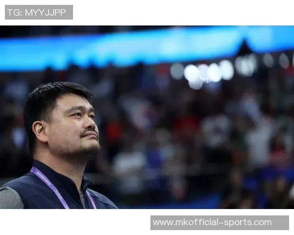 姚明与记者亲密互动分享篮球梦想与人生感悟的精彩瞬间