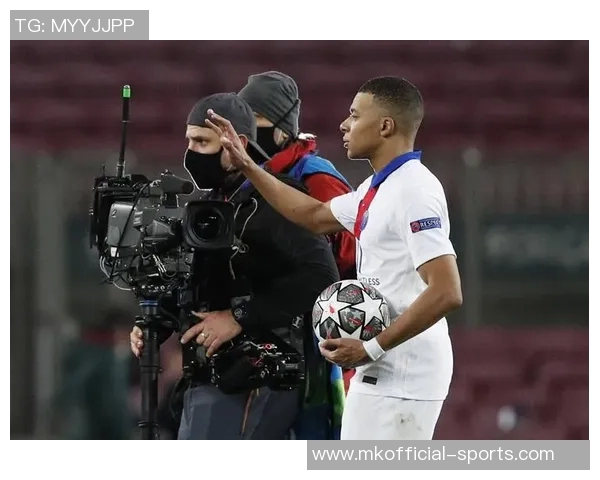 巴黎圣日耳曼大胜巴萨帽子戏法引发争议判罚引爆全场热情