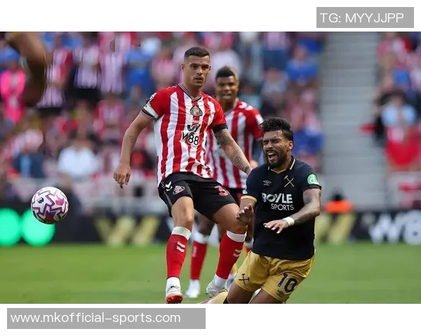 英超激战：曼城大胜那不勒斯红牌争议引发全场热议与激情