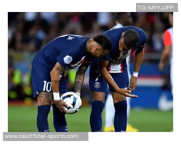 世界杯精彩对决那不勒斯大胜巴黎圣日耳曼红牌事件引发全场热议